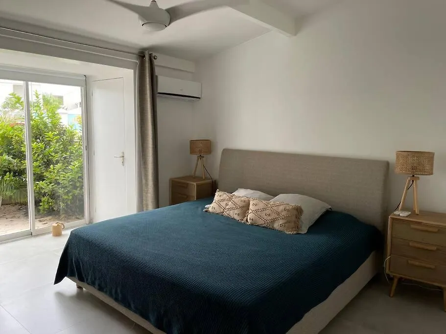 Vakantiehuis Palm Beach House, Stunning 2 Bedrooms Beachfront, Nettle Bay Beach Club Baie Nettle