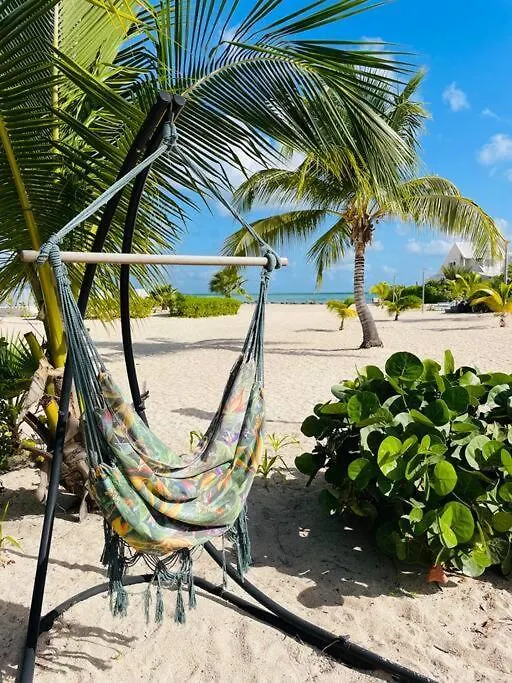 Palm Beach House, Stunning 2 Bedrooms Beachfront, Nettle Bay Beach Club Baie Nettle Vakantiehuis