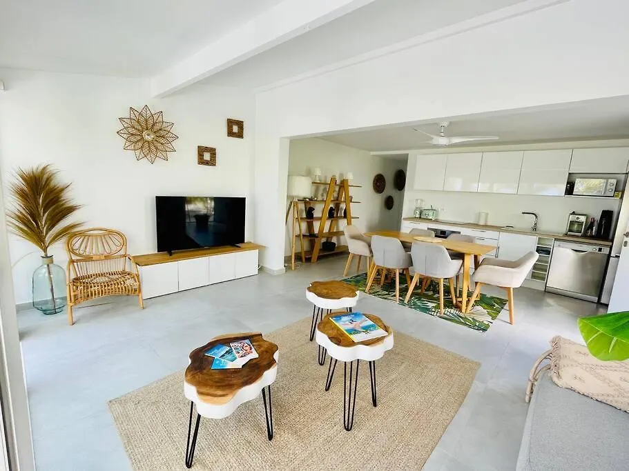 Palm Beach House, Stunning 2 Bedrooms Beachfront, Nettle Bay Beach Club Baie Nettle Vakantiehuis