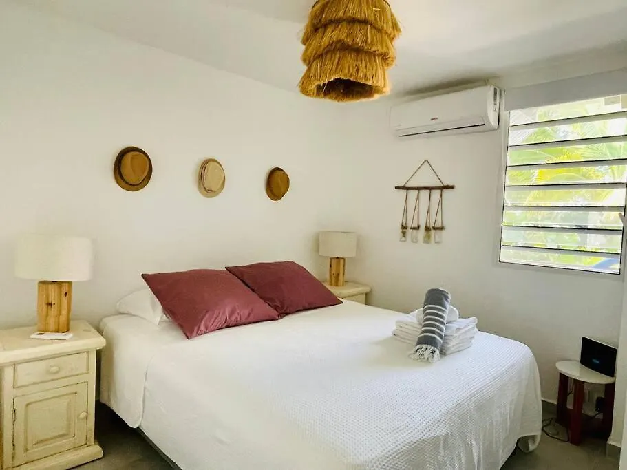 Vakantiehuis Palm Beach House, Stunning 2 Bedrooms Beachfront, Nettle Bay Beach Club Baie Nettle Sint Maarten