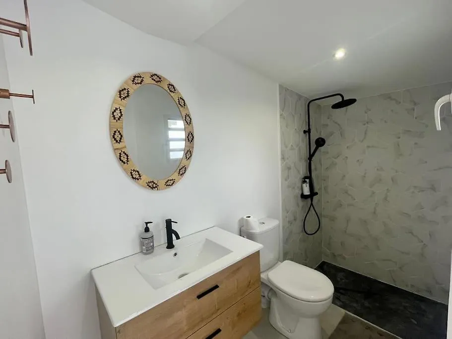 Palm Beach House, Stunning 2 Bedrooms Beachfront, Nettle Bay Beach Club Baie Nettle